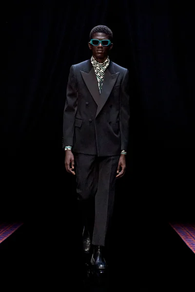 Look 16